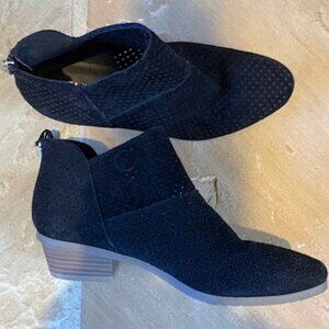 New Kenneth Cole REACTION Side Walk Perforated Suede Ankle Booties Size 7